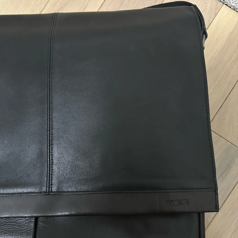 Tumi Arden Leather Messenger Bag – Black – NEVER USED